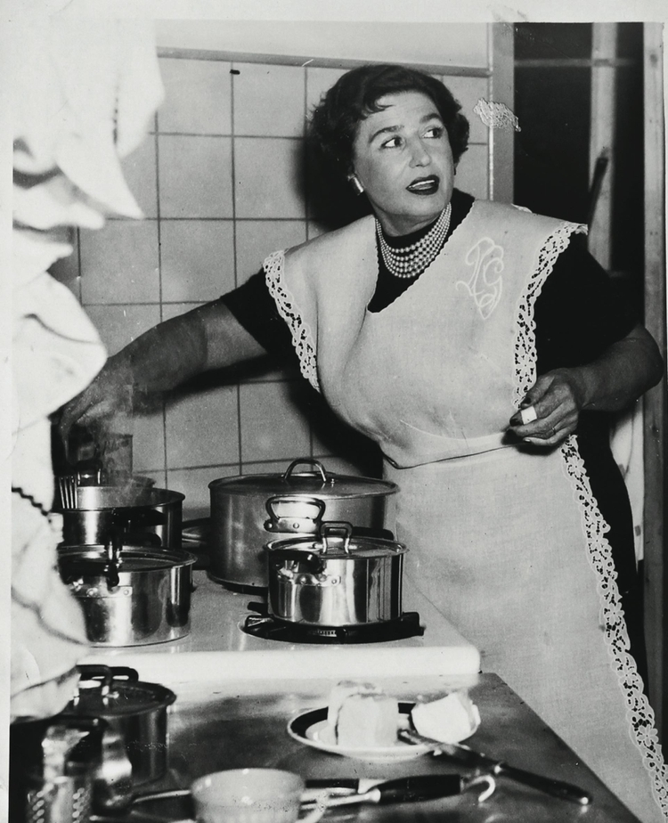 Doña Petrona cocinando con varias ollas en el fuego