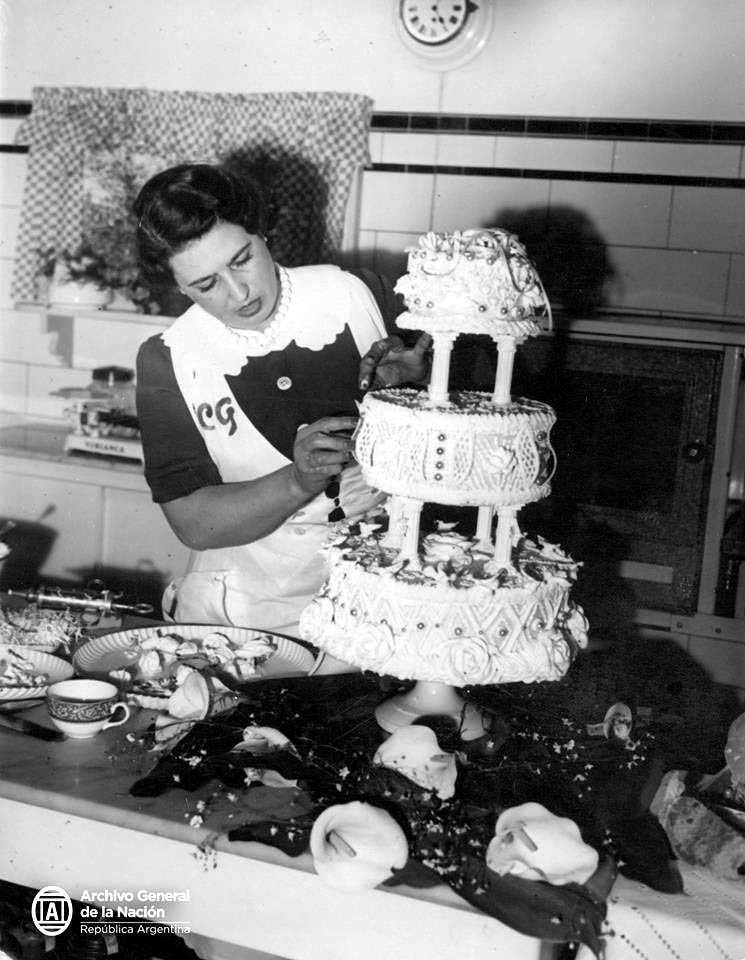 Doña Petrona decorando una torta de varios pisos, 1937